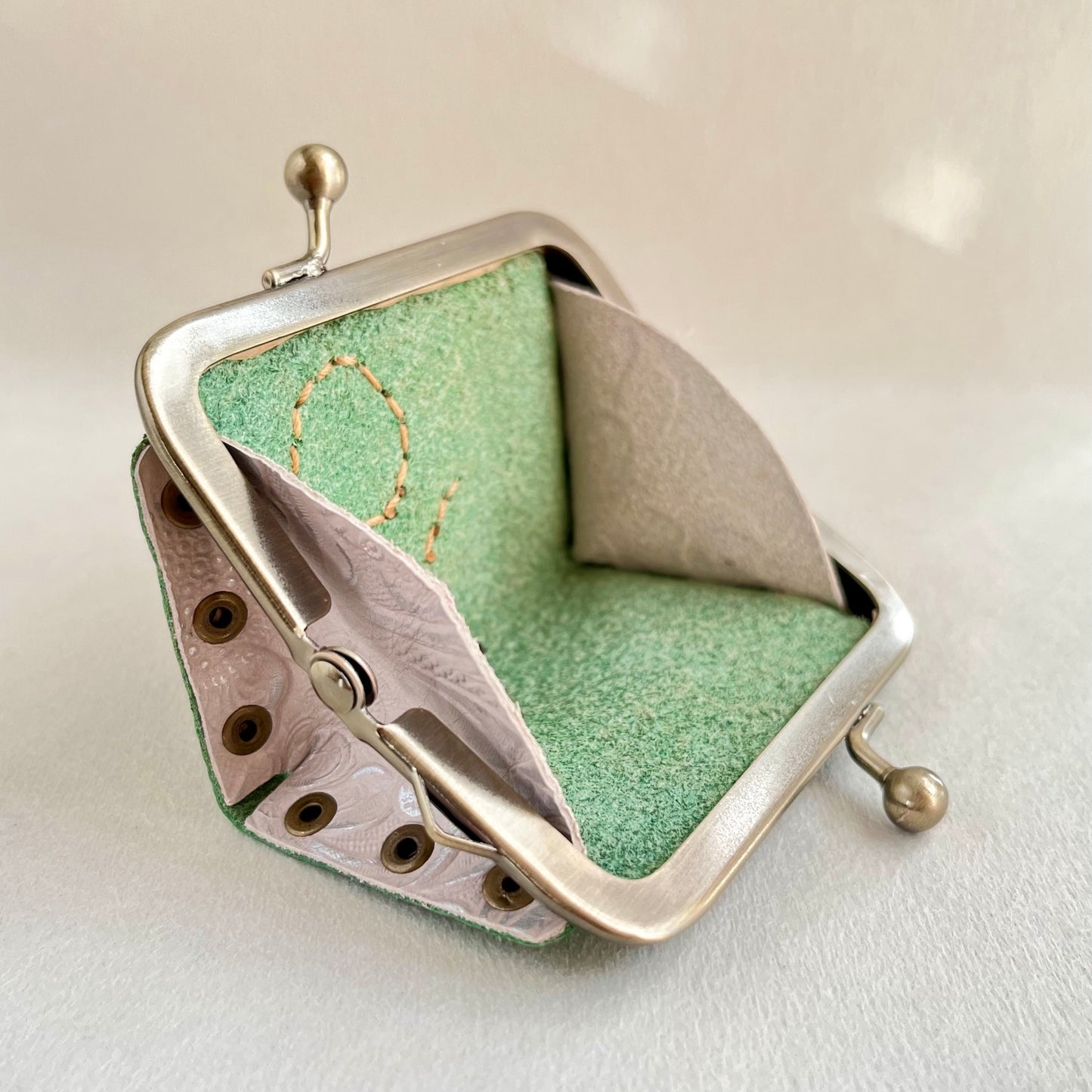 [Clasp purse] Genuine leather, green, riveted, handmade